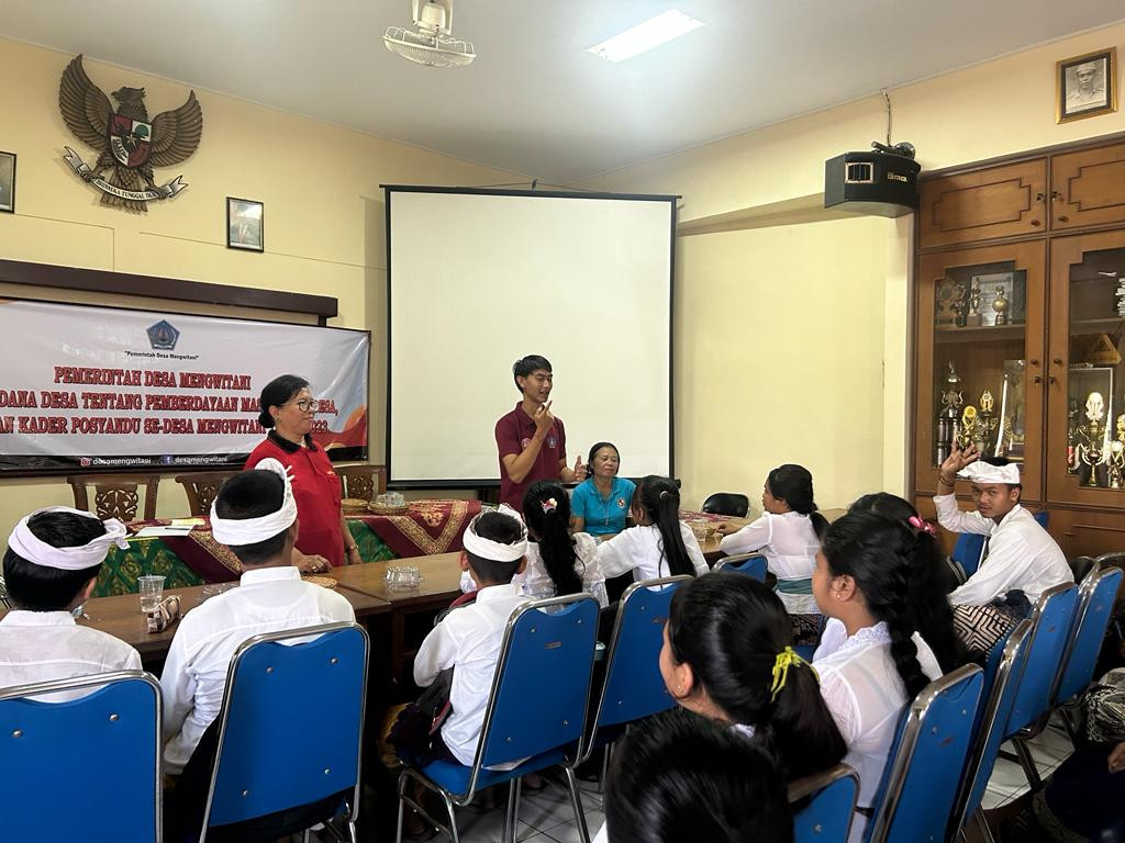 PEMBINAAN DUTA GENDRE DAN DILANJUTKAN DENGAN PEMBINAAN DAN POSYANDU REMAJA DI RUANG PERTEEMUAN KANTOR PERBEKEL MENGWITANI